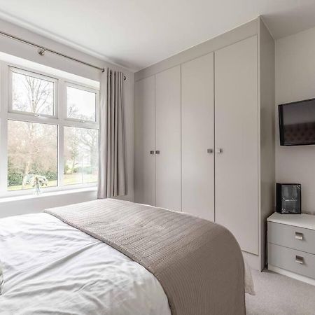 Englefield Green Stylish Home @ Virginia Water Lake & Free Parking מראה חיצוני תמונה