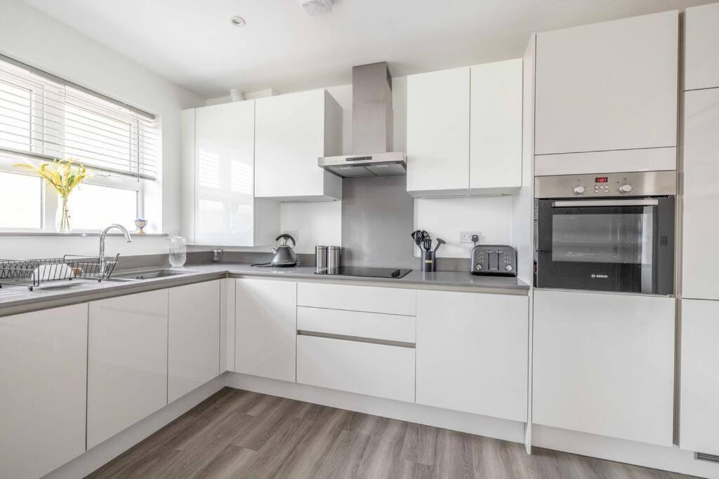 Englefield Green Stylish Home @ Virginia Water Lake & Free Parking מראה חיצוני תמונה