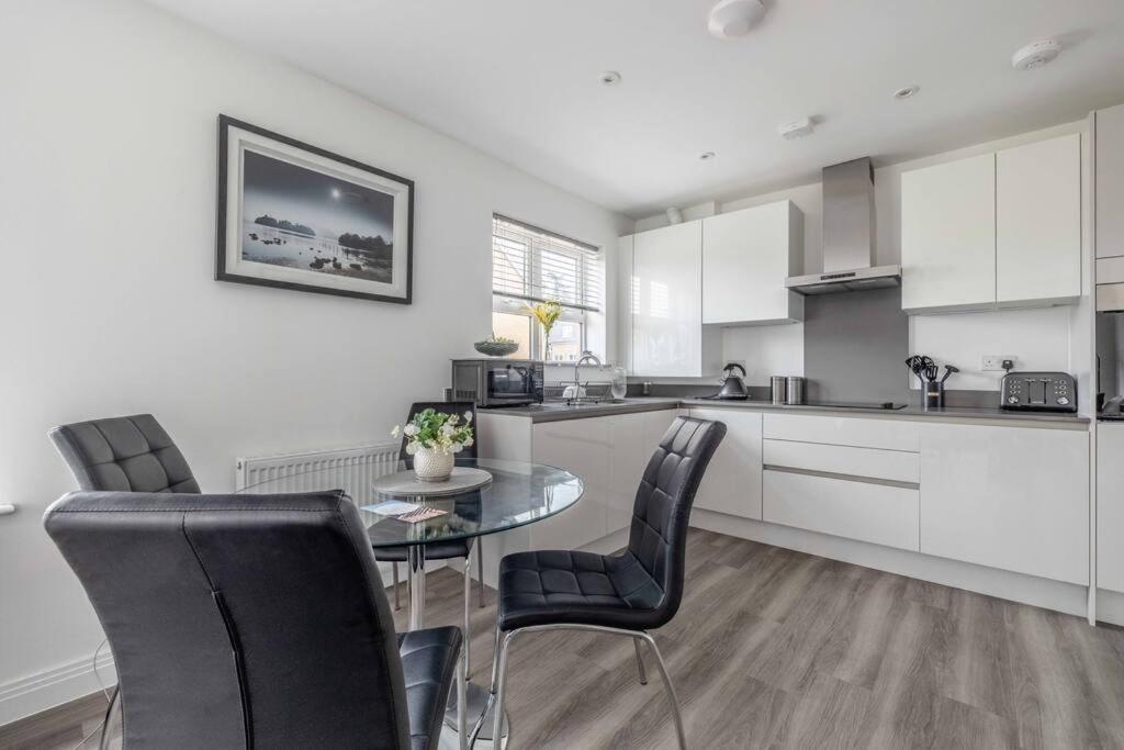 Englefield Green Stylish Home @ Virginia Water Lake & Free Parking מראה חיצוני תמונה
