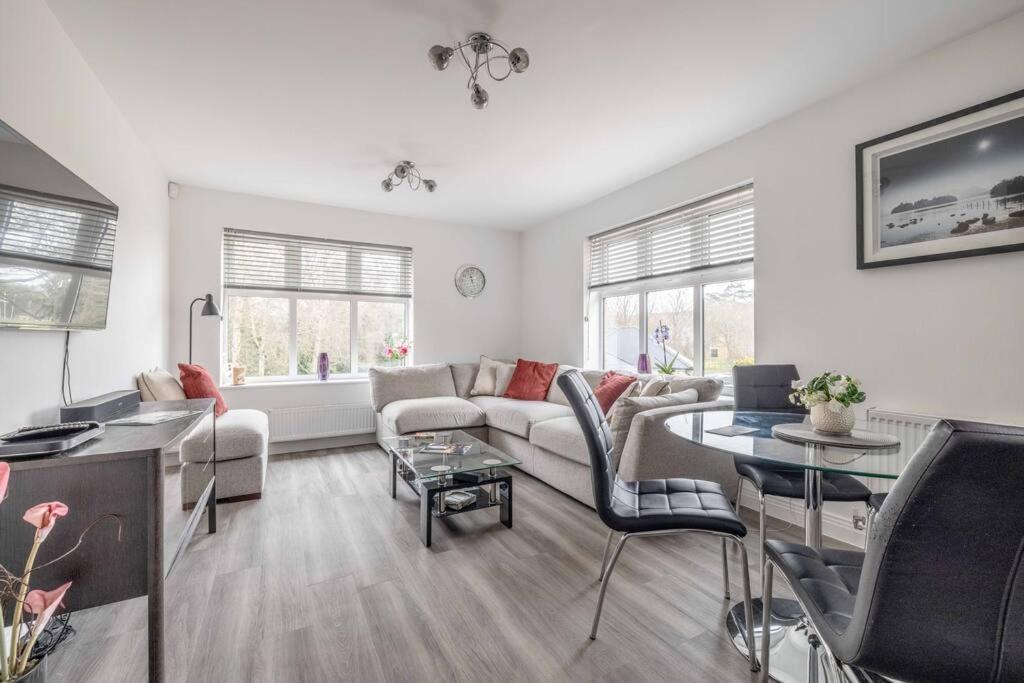 Englefield Green Stylish Home @ Virginia Water Lake & Free Parking מראה חיצוני תמונה