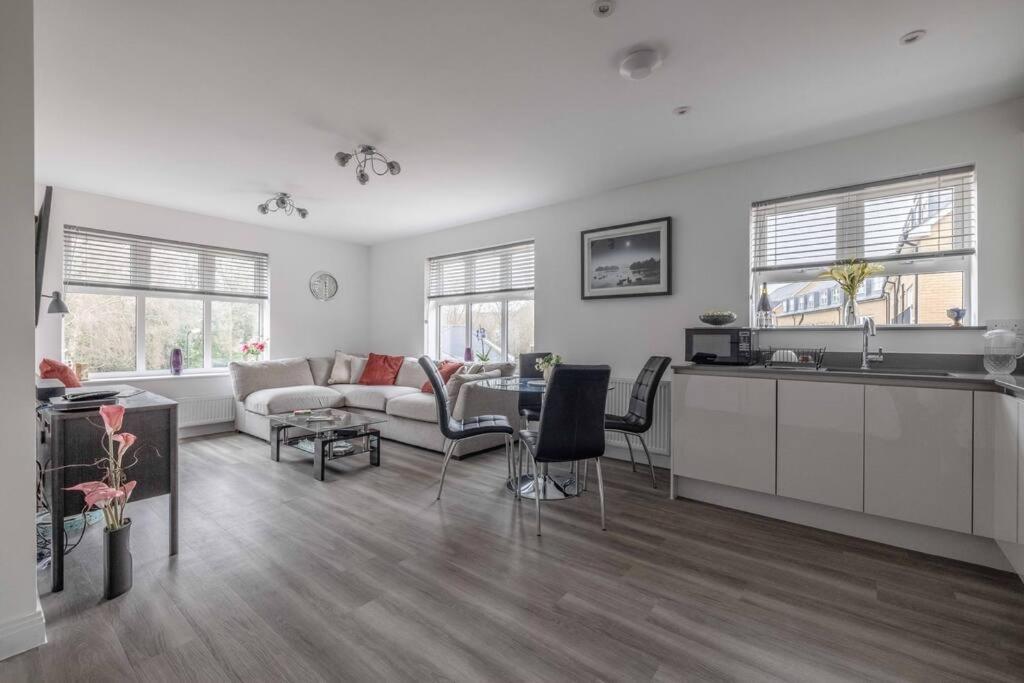 Englefield Green Stylish Home @ Virginia Water Lake & Free Parking מראה חיצוני תמונה