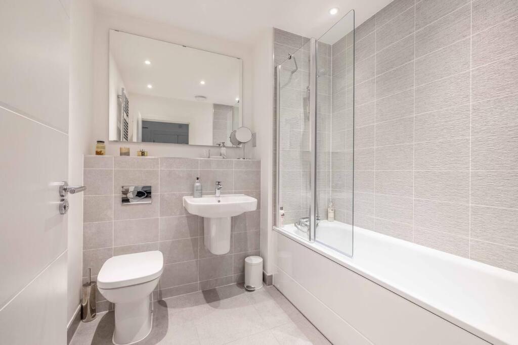 Englefield Green Stylish Home @ Virginia Water Lake & Free Parking מראה חיצוני תמונה