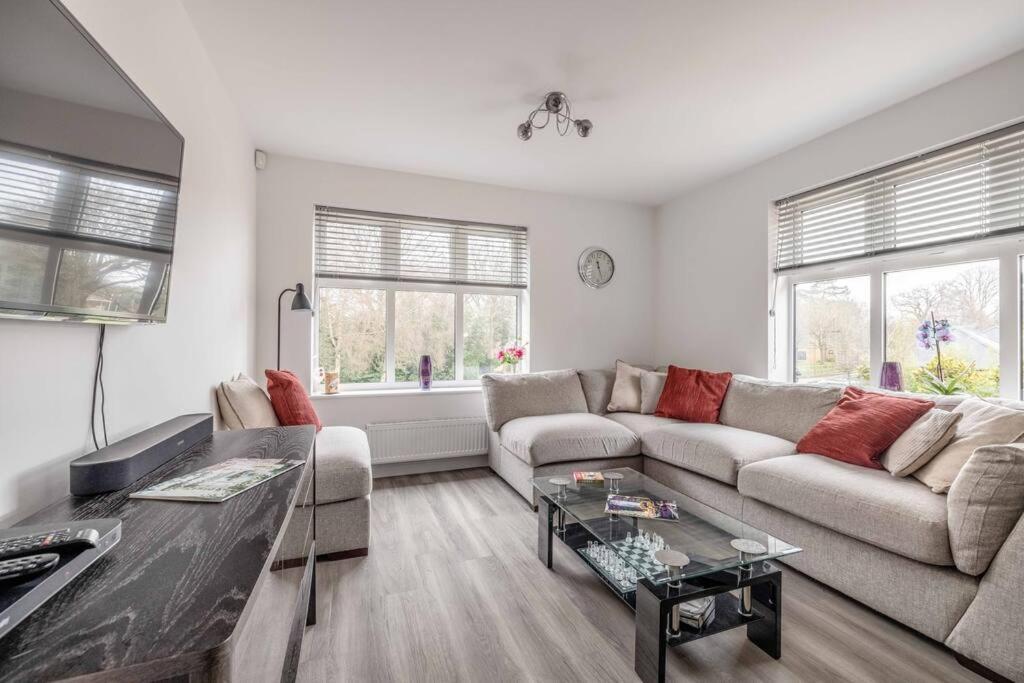 Englefield Green Stylish Home @ Virginia Water Lake & Free Parking מראה חיצוני תמונה
