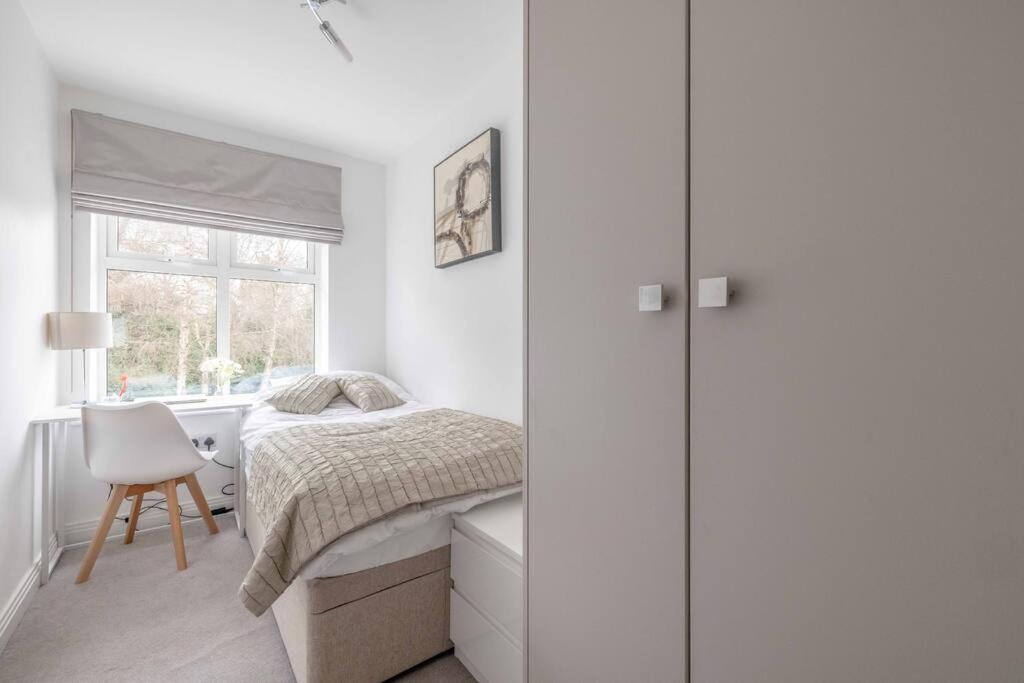 Englefield Green Stylish Home @ Virginia Water Lake & Free Parking מראה חיצוני תמונה