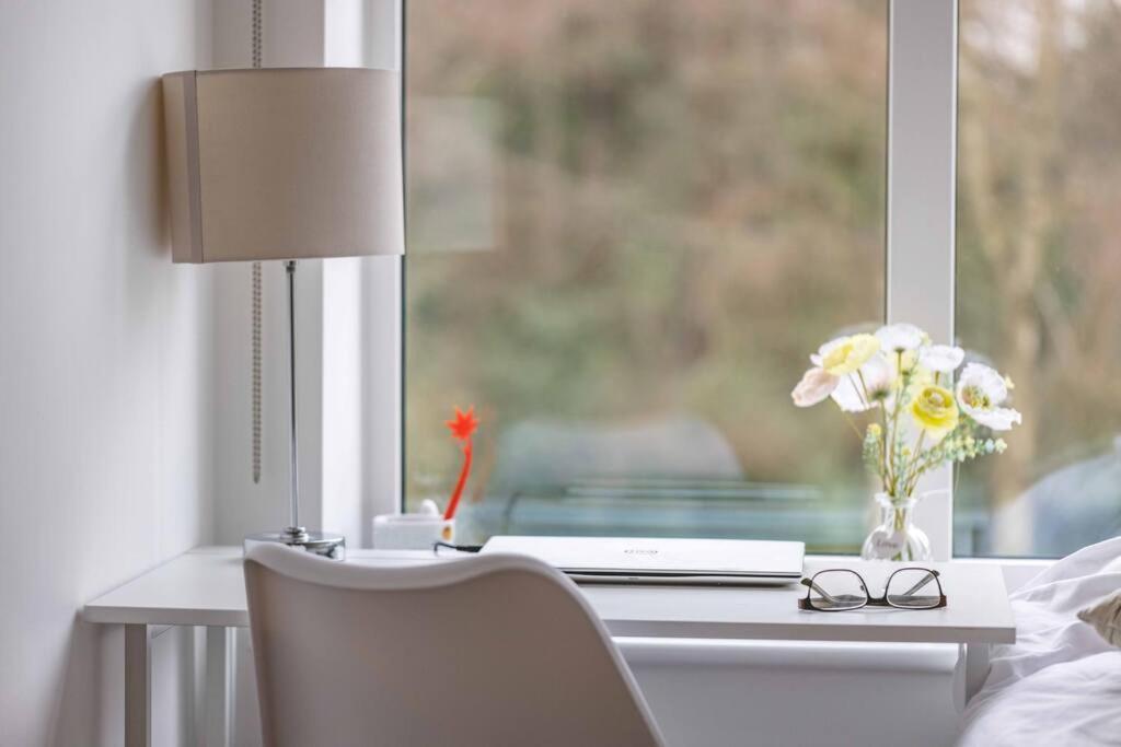 Englefield Green Stylish Home @ Virginia Water Lake & Free Parking מראה חיצוני תמונה