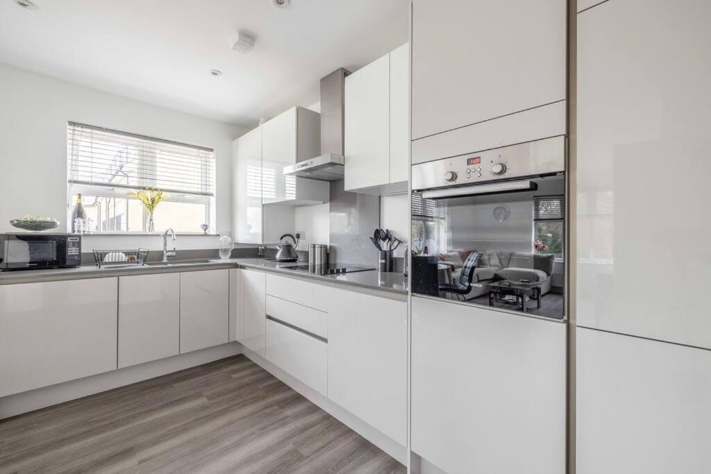 Englefield Green Stylish Home @ Virginia Water Lake & Free Parking מראה חיצוני תמונה