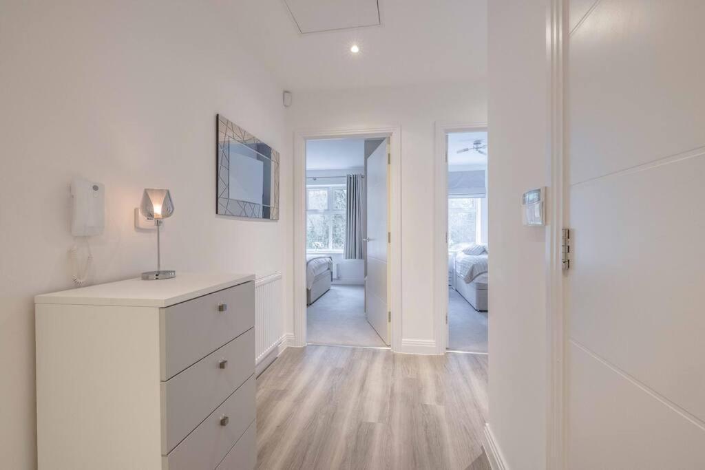 Englefield Green Stylish Home @ Virginia Water Lake & Free Parking מראה חיצוני תמונה