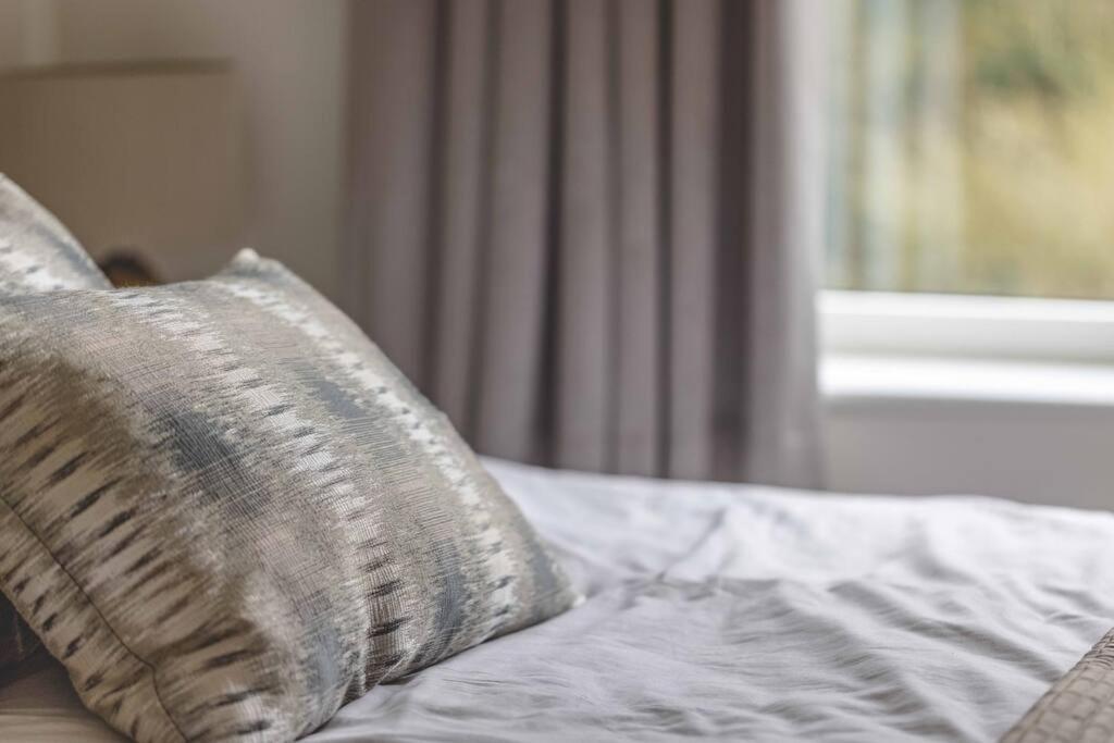 Englefield Green Stylish Home @ Virginia Water Lake & Free Parking מראה חיצוני תמונה
