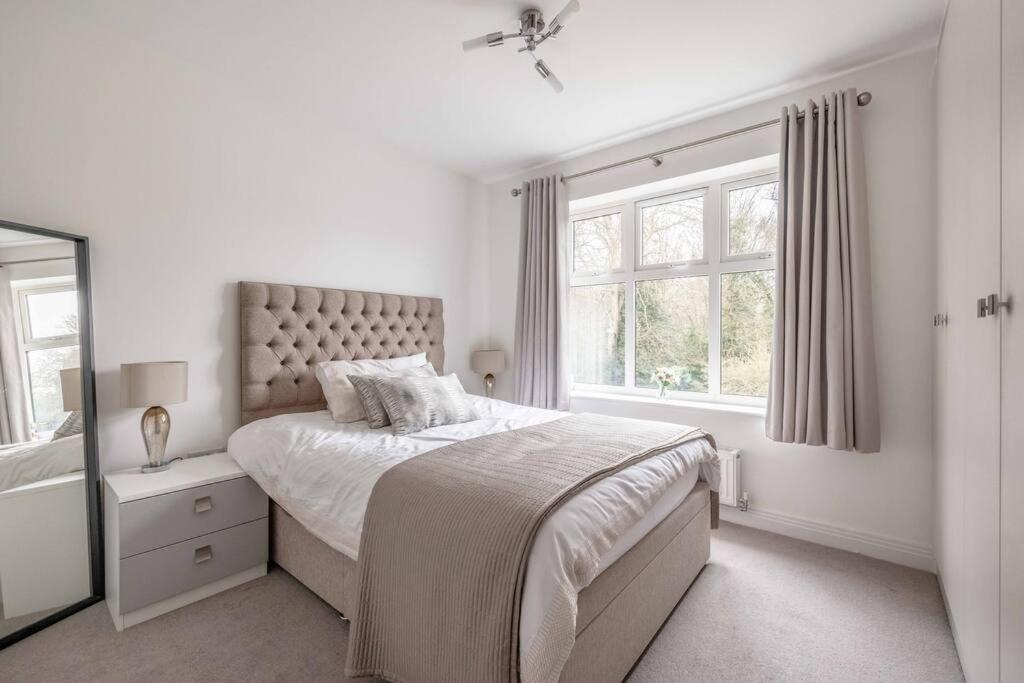 Englefield Green Stylish Home @ Virginia Water Lake & Free Parking מראה חיצוני תמונה